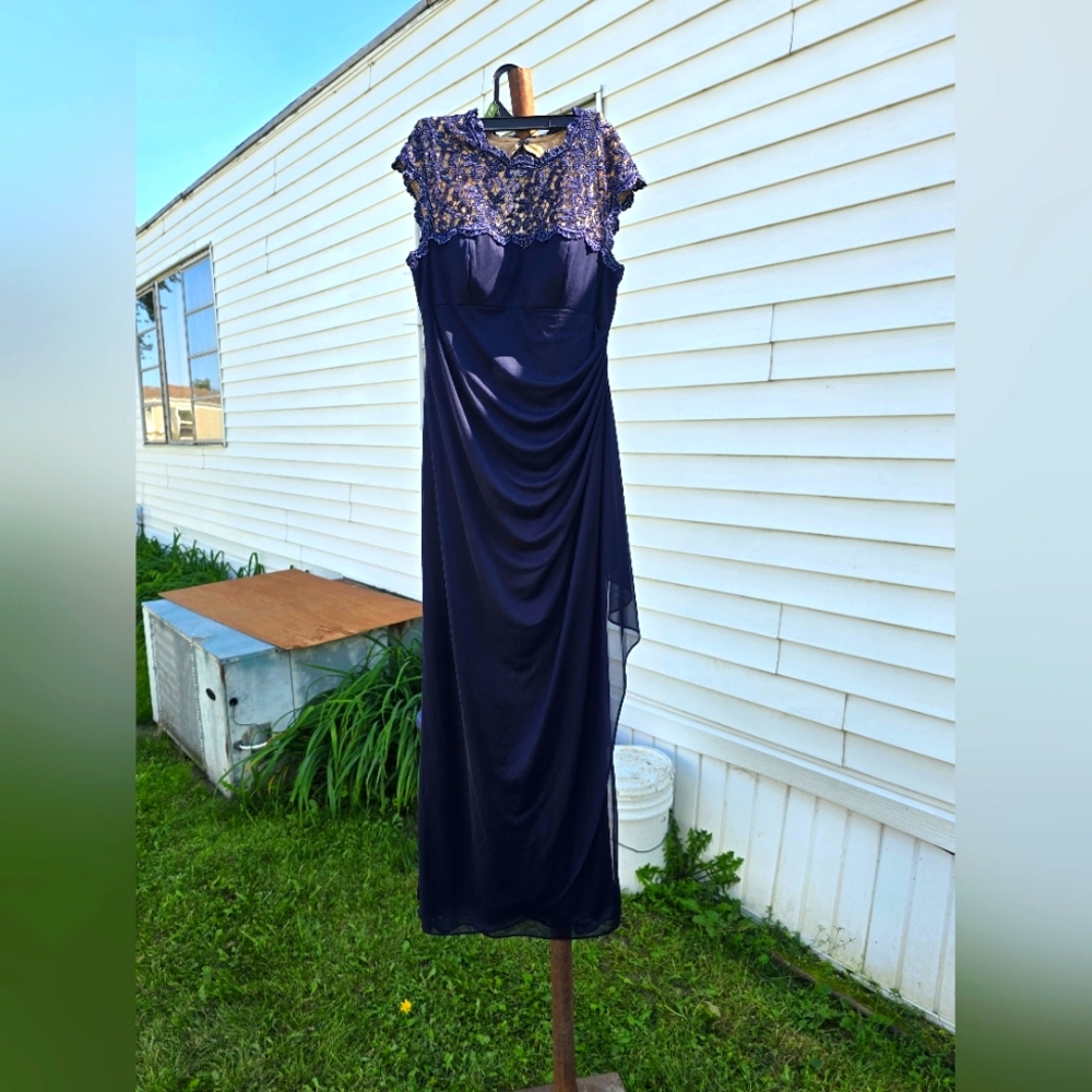 Formal side ruched navy blue gown with key hole back.